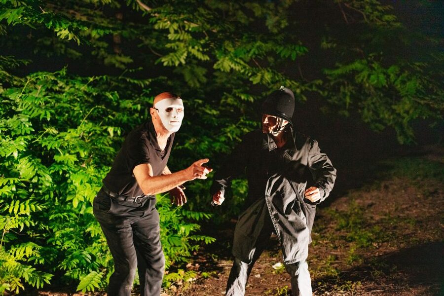 Frankfurt: Jack the Ripper Fright Tour - Entering Günthersburgpark after dark