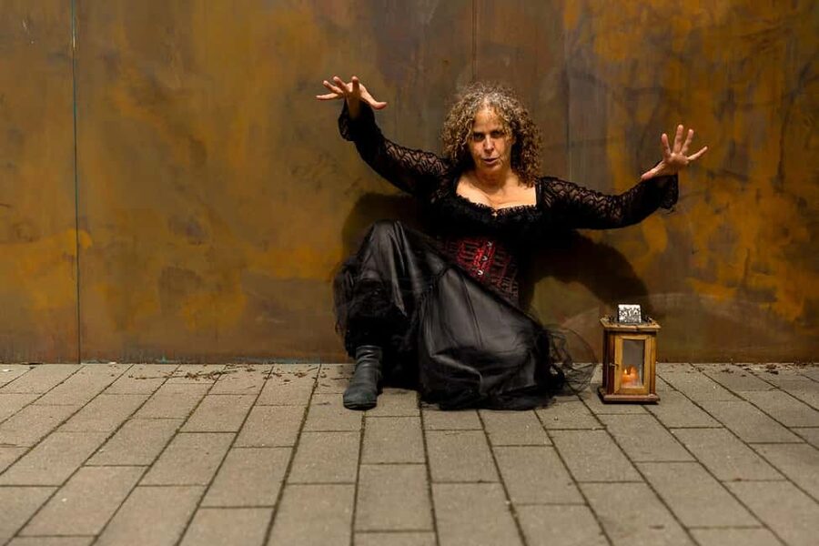 Freiburg: Acting tour "Witches, Torture, Stake" with Historix-Tours - Münsterplatz and the difference between medieval and early modern history