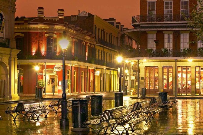 French Quarter Haunted Excursion In New Orleans - The first hour: history, bars, and local legends