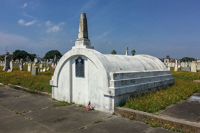 Galveston's Haunted Cemetery Walking Tour - Group size, sound, and the best place to walk