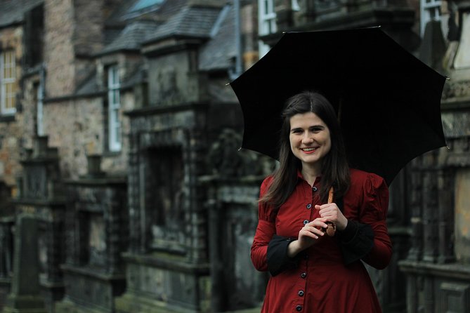 Ghost Tour in Spanish - Greyfriars Cemetery after dark