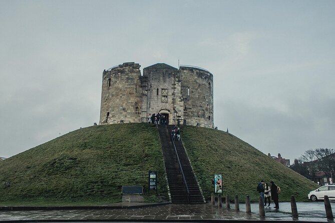 Ghosts and Ghouls Haunted York Self Guided Audio Tour - The Golden Fleece and its many spirits