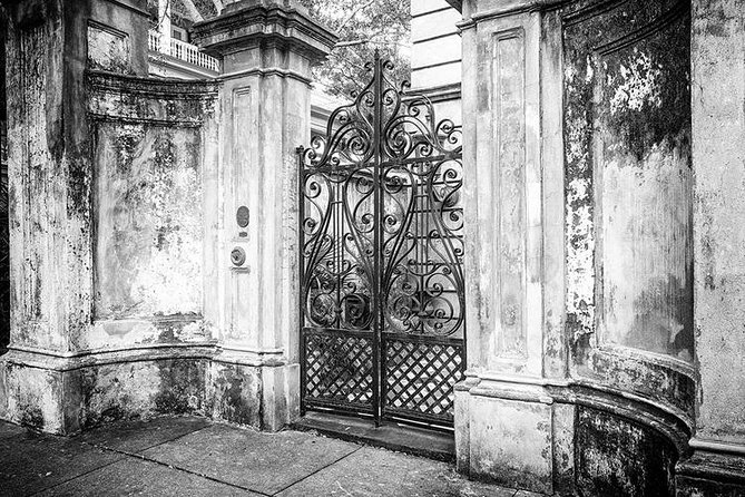 Ghosts of Charleston Night-Time Walking Tour with Unitarian Church Graveyard - What the guide style means for your evening