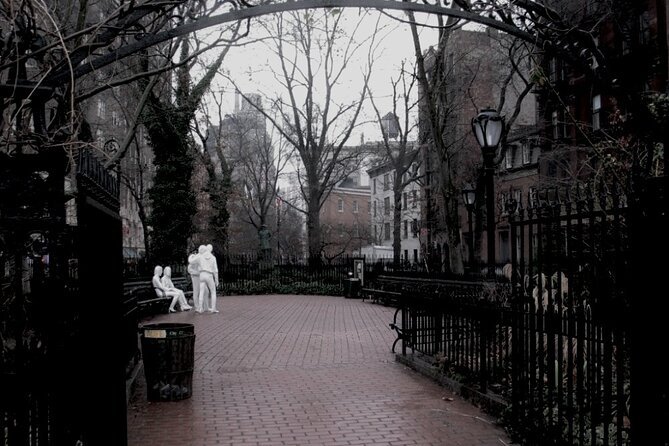 Ghosts of New York Walking Tour - Washington Square Arch and the bodies below the park