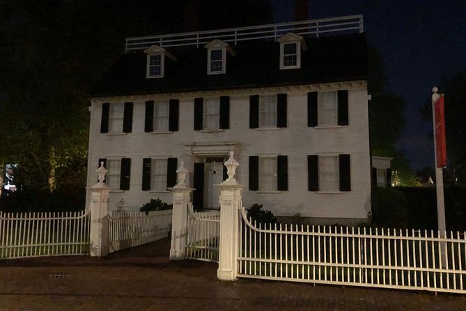 Haunted Footsteps Best Ghost & Paranormal Salem Tour - What this Salem ghost tour actually feels like