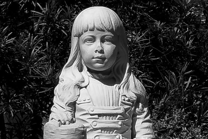 Haunted Savannah Paranormal Ghost Tour - Savannah’s squares provide the atmosphere