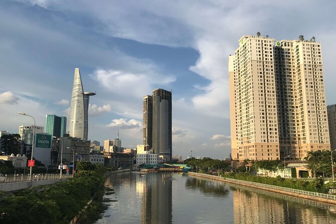 HCM city Chinatown Landscape, Beliefs & ghost tour by scooter - Nguyen Thien Thuat apartments and ordinary city life