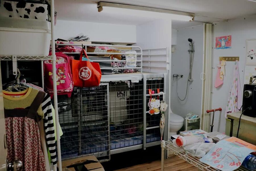 Hong Kong: Dark Side of Hong Kong Caged Homes Walking Tour - Seeing the 100-square-foot subdivided flat