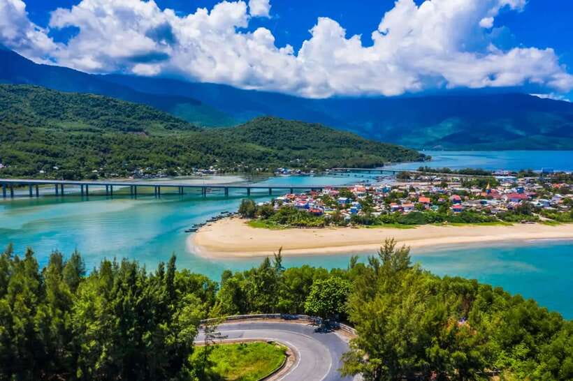 Hue : Private Car to Hoi An via HaiVan pass & City of Ghosts - Lang Co Beach and the view toward the tunnel