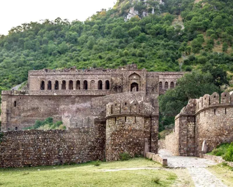 Jaipur: Haunted Bhangarh Fort and Abhaneri Stepwell Day Trip - Bhangarh Fort and the story of the haunted city