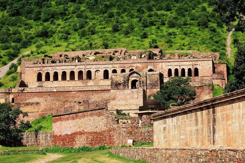 Jaipur: Haunted Bhangarh Fort and Abhaneri Stepwell Day Trip - The long road from Jaipur to Abhaneri