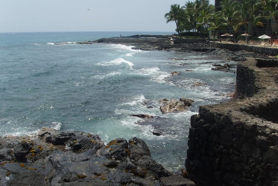 Kailua-Kona: Haunted History Ghost Walking Tour - King Kamehameha’s Kona Beach Hotel and reported encounters