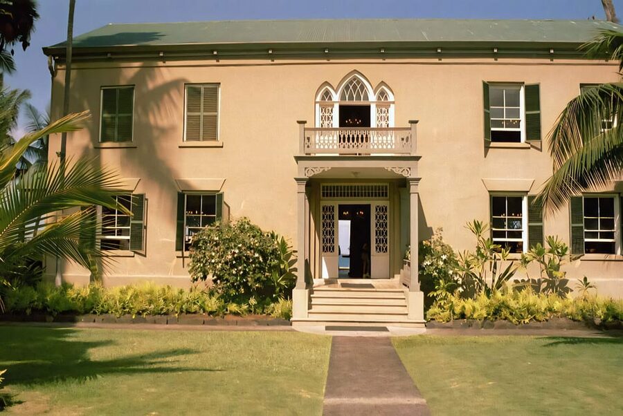 Kailua-Kona: Haunted History Ghost Walking Tour - Kona Inn Shopping Village and the sports legend
