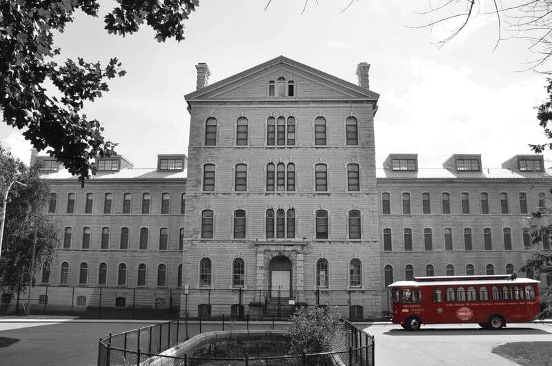 Kingston: Ghosts and Mysteries Trolley Tour - Downtown Kingston sets the tone