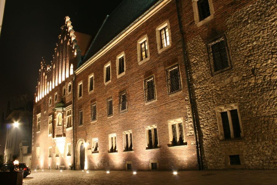 Krakow: Evening Walking Tour with Spooky Stories - What the storytelling is really like