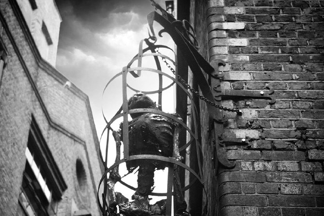 London Bridge Ghost Walking Tour - Borough Market begins with food and darker memories