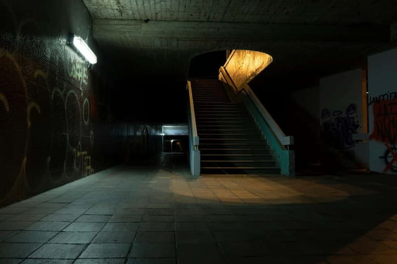 London: Jack the Ripper Tour and Underground Prison in Spanish - Finishing at the Viaduct Tavern