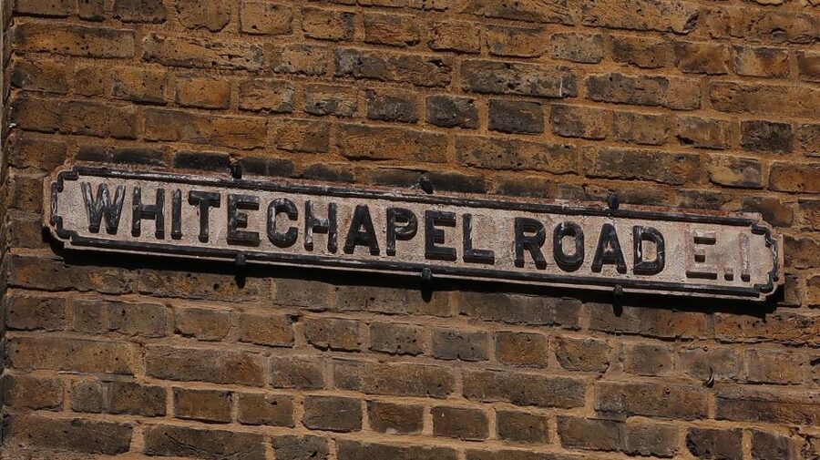 London: Jack the Ripper tour in Spanish (RLA Winner) - Mitre Square Garden and the case evidence