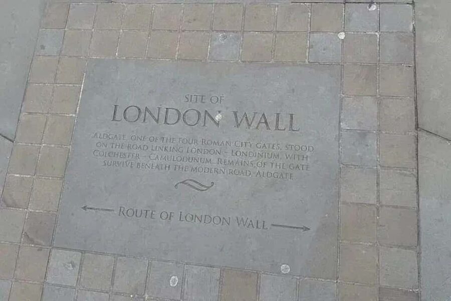 London: Jack the Ripper Tour with Drinks - What the guides add to the experience