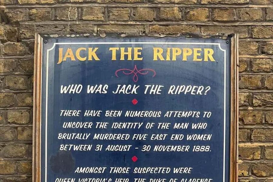 London: Jack the Ripper Tour with Drinks - Whitechapel and the first drink stop