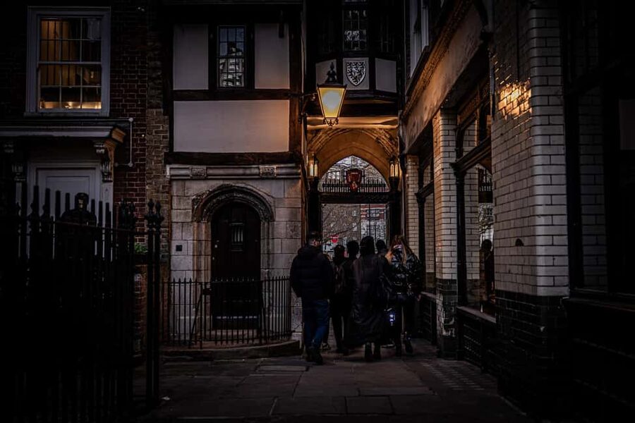 London Night Walking Tour: Ghosts & Haunting Legends - From plague victims to condemned prisoners