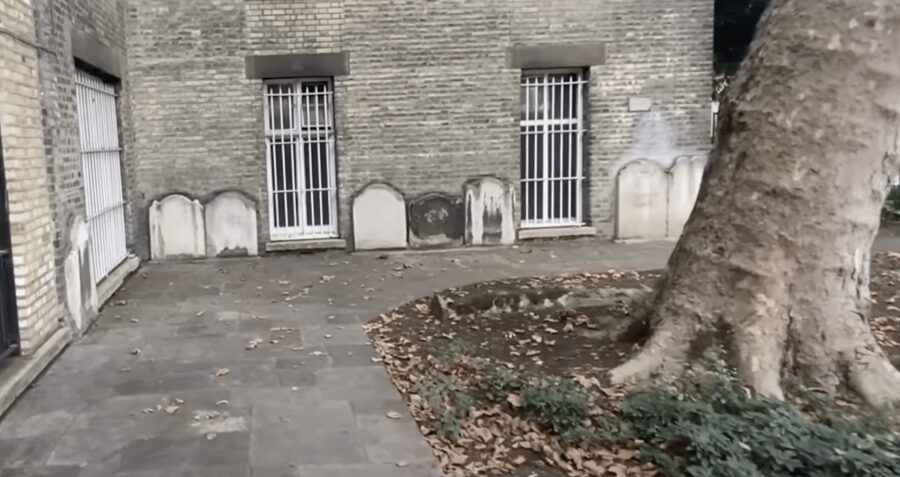 London's Ghosts & Gruesome Past Nighttime Walking Tour - The Old Bailey and the final criminal tale