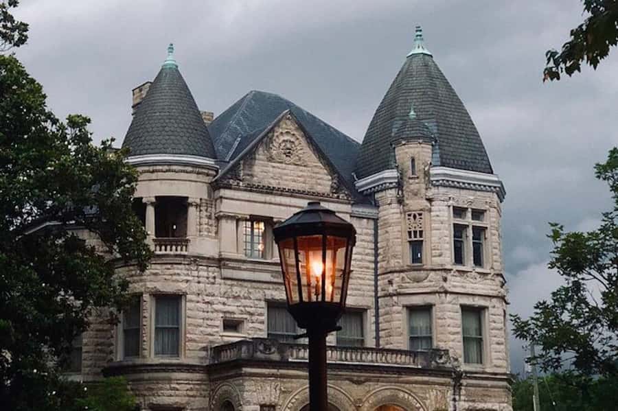 Louisville: Old Louisville Walking Ghost Tour - Why Old Louisville makes a good ghost-tour setting