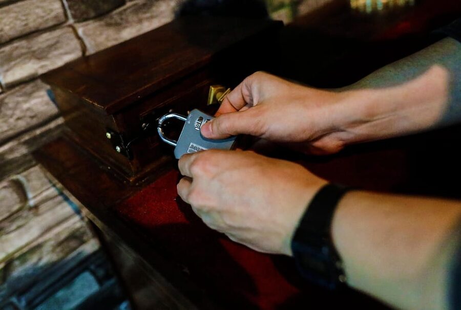 Madrid: Scary Escape Room "The Haunted Box" - What happens before the clock starts