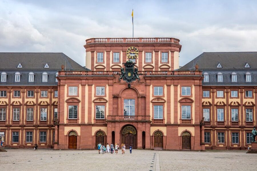 Mannheim, guided costume tour: Hangmen, Witches, Huguenots - Meeting the executioner’s daughter at Market Square