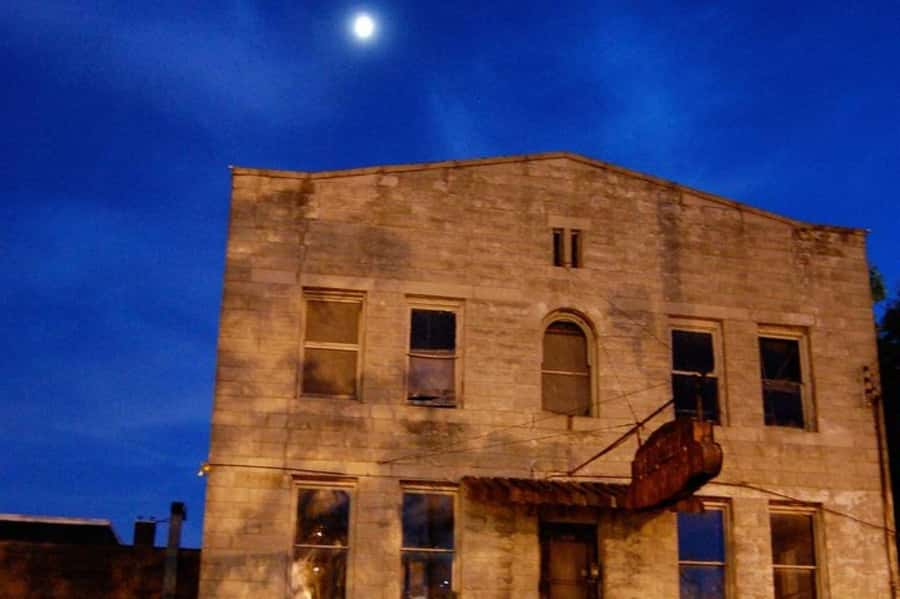 Memphis: 90-minute Haunted Walking Tour - Meeting the guide at Alfreds Patio Bar