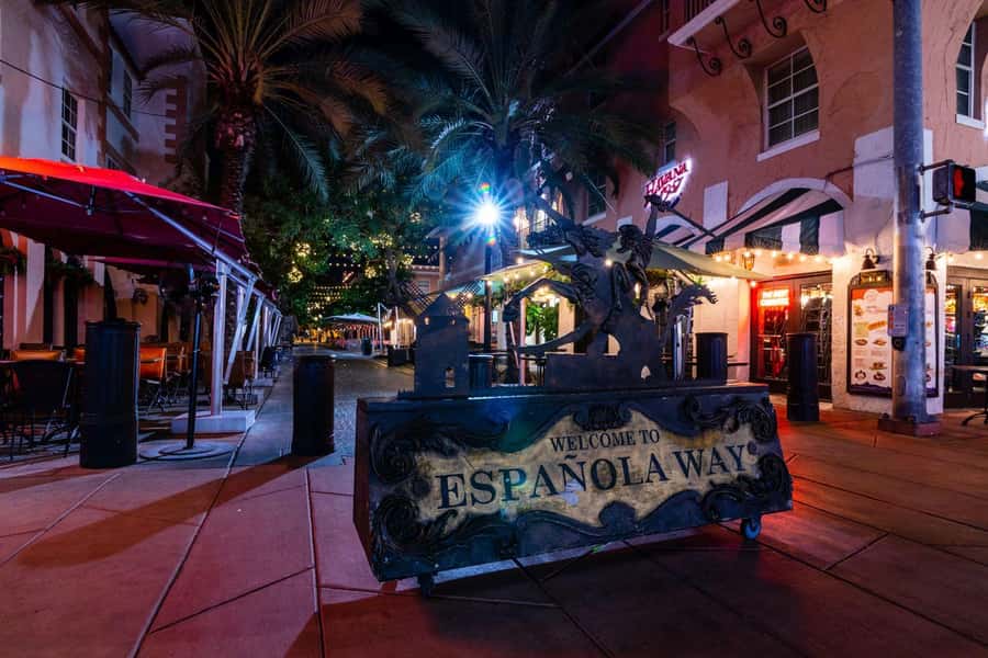 Miami: Haunts of South Beach Ghost Walking Tour - Lummus Park and the first ghost stories