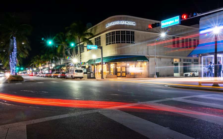 Miami: Haunts of South Beach Ghost Walking Tour - Casa Casuarina and Miami’s darker glamour