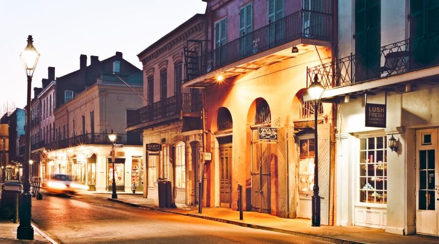 New Orleans: 2-Hour Ghosts & Vampires Walking Tour - Group size, pace, and the bar stop