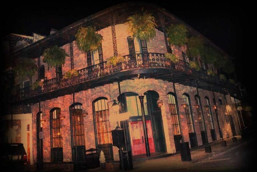 New Orleans: Adults Only Haunted Ghost Tour - Timing, weather, and meeting advice