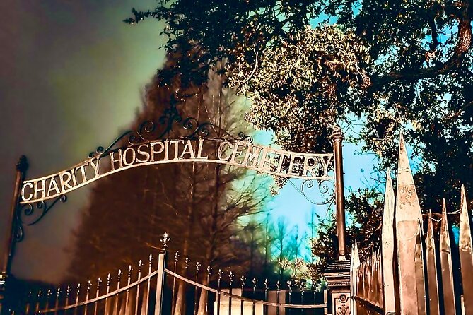 New Orleans Dead of Night Ghosts and Cemetery Bus Tour - The guides make the difference