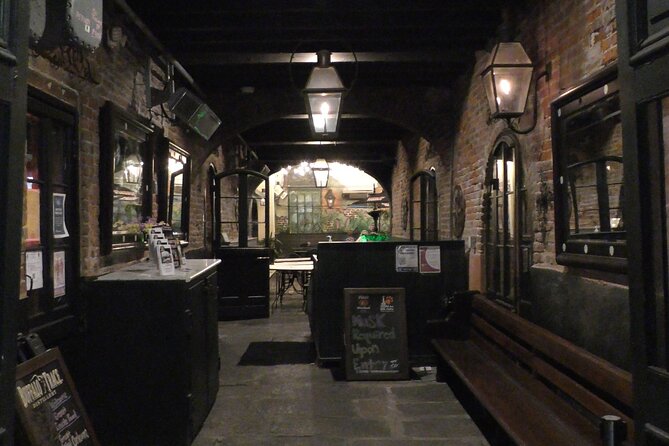 New Orleans Lewd Spirits Haunted Tour with Bar Stops - What makes the guides matter so much?