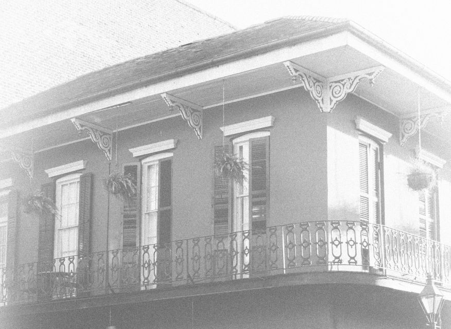 New Orleans: Vampires, Voodoo, and Ghosts Tour - Meeting the guide at 620 Decatur Street