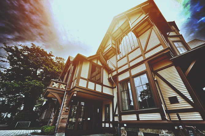 Newport Ghosts: Seaside Hauntings and Hags Tour - Vernon House connects ghosts with the Revolution