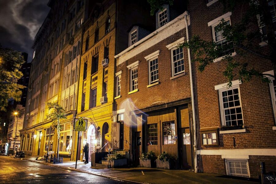NYC: Boos & Booze Haunted Pub Crawl - The Friends photo stop