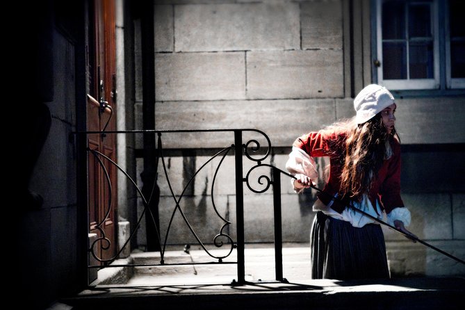 Old Montreal Ghost Walking Tour - Theatrical guides make or break the evening