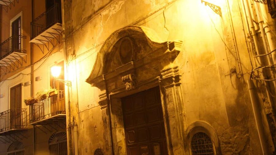 Palermo's Dark Shades: Ghost, Crime and Tasting Walking Tour - Vucciria, crime, and the Mafia’s legendary beginnings