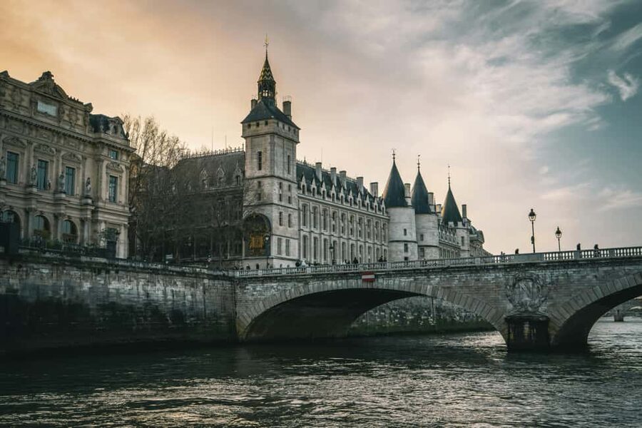 Paris: Ghosts and Dark Stories Guided Walking Tour - The river edge and Square du Vert-Galant