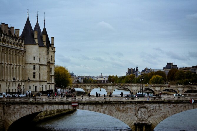 Paris Ghosts and Dark Stories Tour - A short evening walk through Paris’s darkest stories