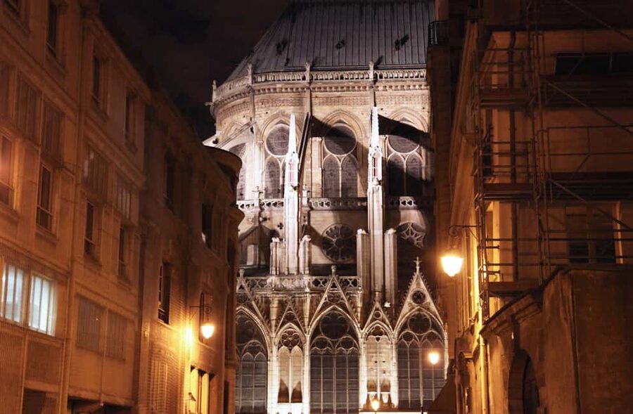 Paris: Ghosts, Legends & Mysteries Evening Walking Tour - Square du Vert-Galant and the Knights Templar