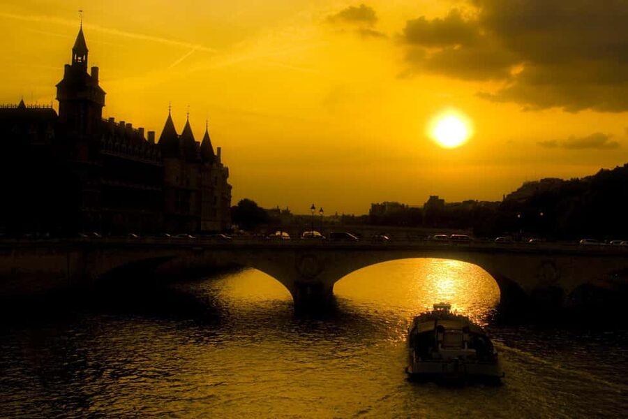 Paris: Ghosts, Legends & Mysteries Evening Walking Tour - Meeting Henri IV on Pont Neuf