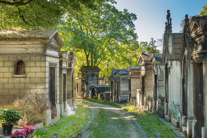 Paris: Haunted Père Lachaise Cemetery Guided Tour - Why a guide helps in this maze of graves