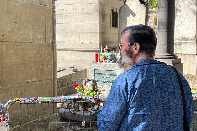 Paris: Haunted Père Lachaise Cemetery Guided Tour - A small group with a social side