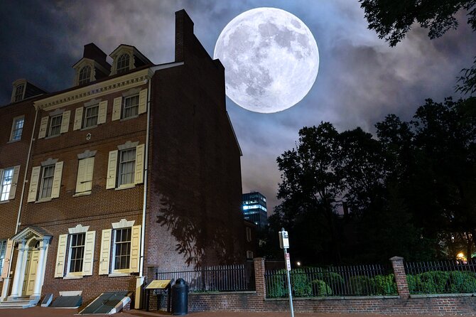 Philly Ghosts Boos and Booze Haunted Pub Crawl - Independence Hall after the founding stories
