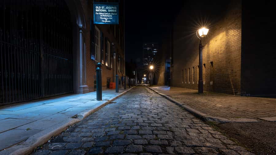 Philly Ghosts: Phantoms of Philadelphia Tour - Meeting the guide at Washington Square