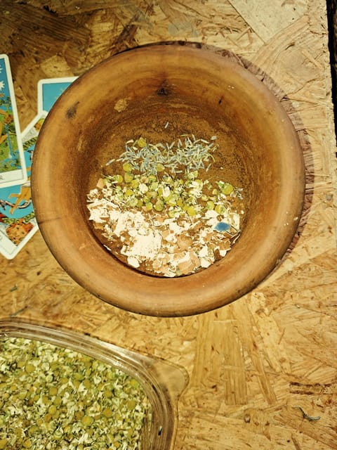 Plants and natural elements for Witchcraft and Tarot - The walk is short, but the access can be hard